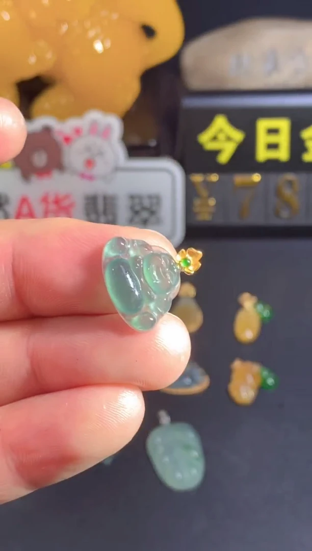 颈饰18K金镶嵌翡翠