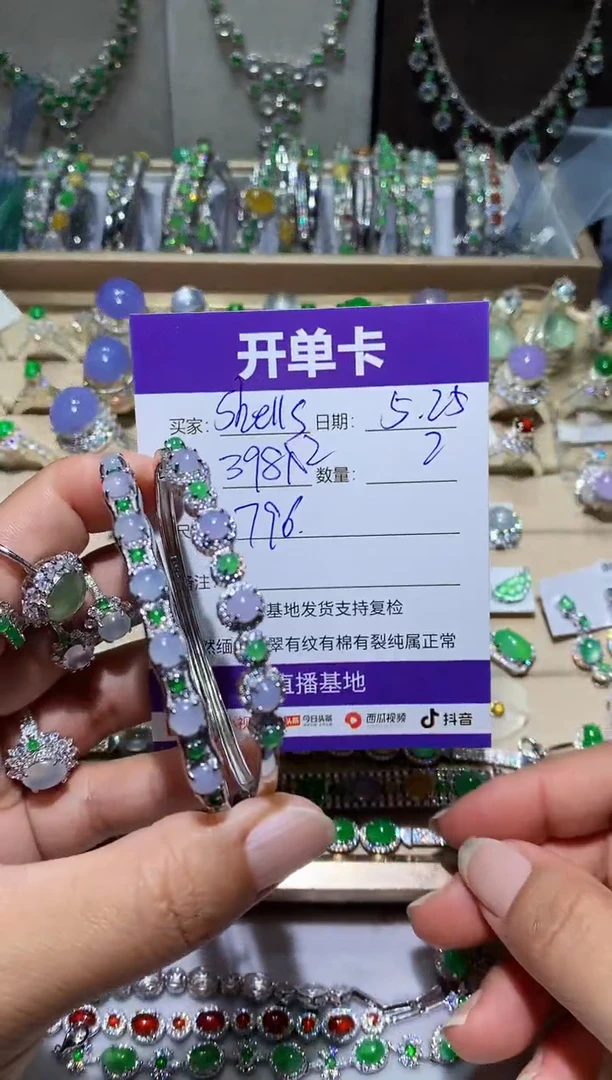 翡翠未镶嵌耳饰撒成功 啊额成都市