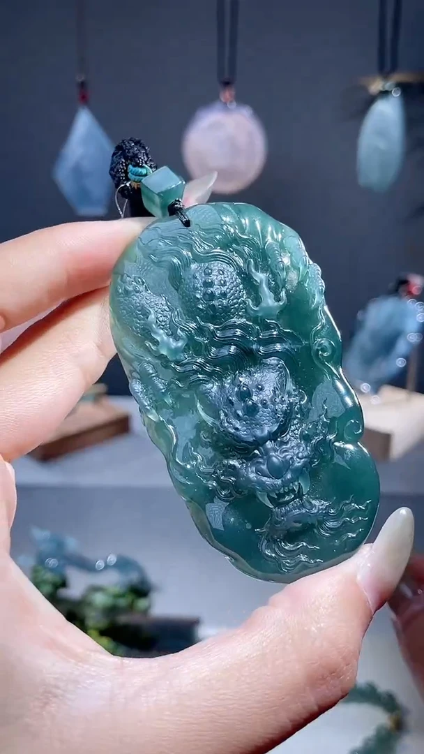 颈饰未镶嵌翡翠龙牌