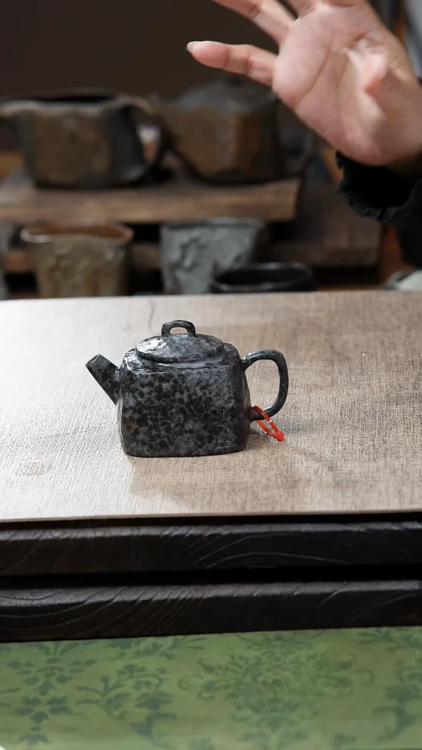 中式归玉堂冰碛岩重工雕刻豹纹小四方佛壶