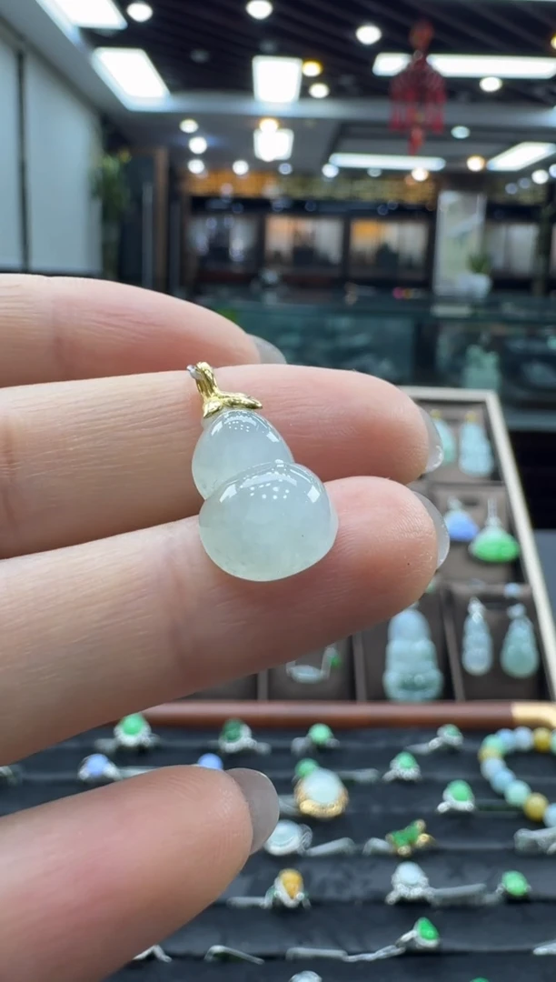 颈饰18K金镶嵌翡翠葫芦