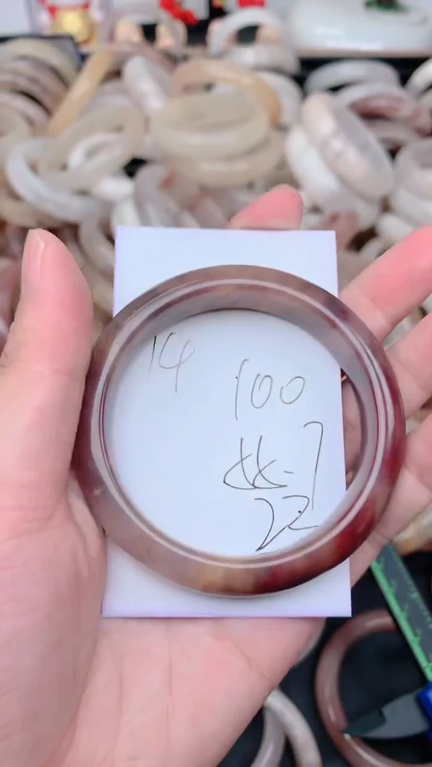 未镶嵌手镯石英质玉100