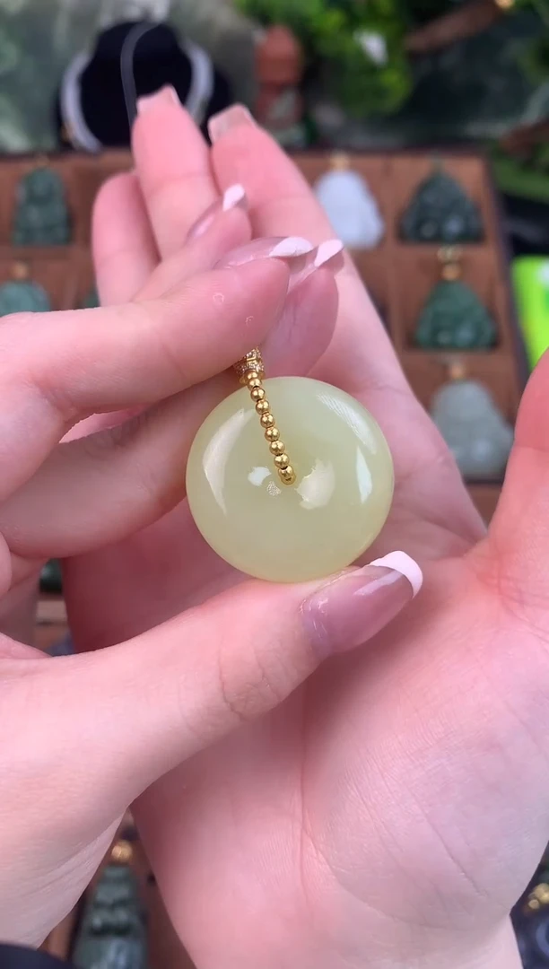 颈饰未镶嵌和田玉吊坠