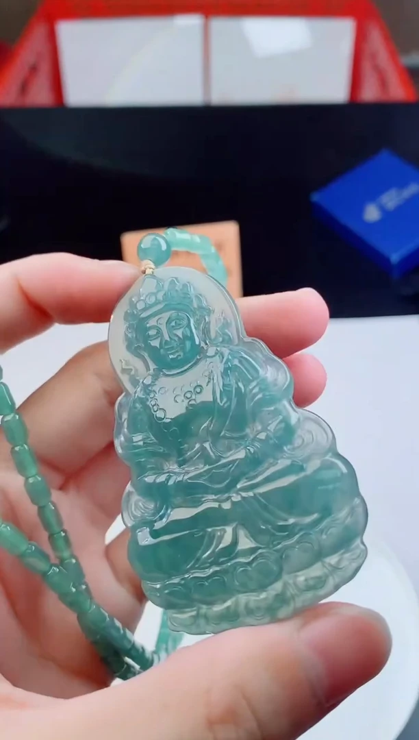颈饰未镶嵌翡翠   `
