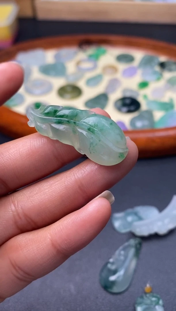 定制翡翠未镶嵌翡翠毛货多样性发其一