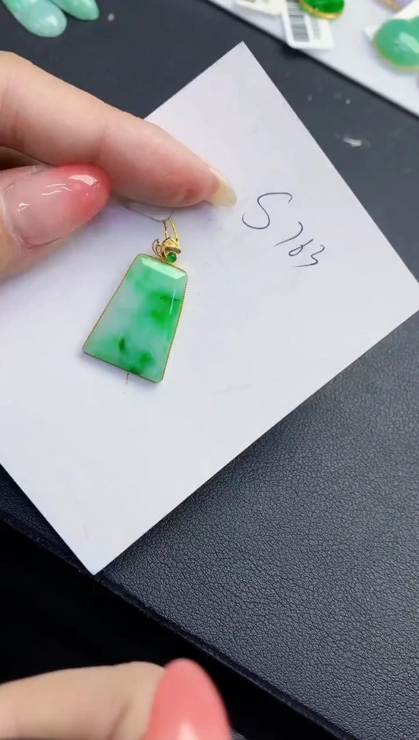 翡翠18K金镶嵌颈饰缅甸天然翡翠A货