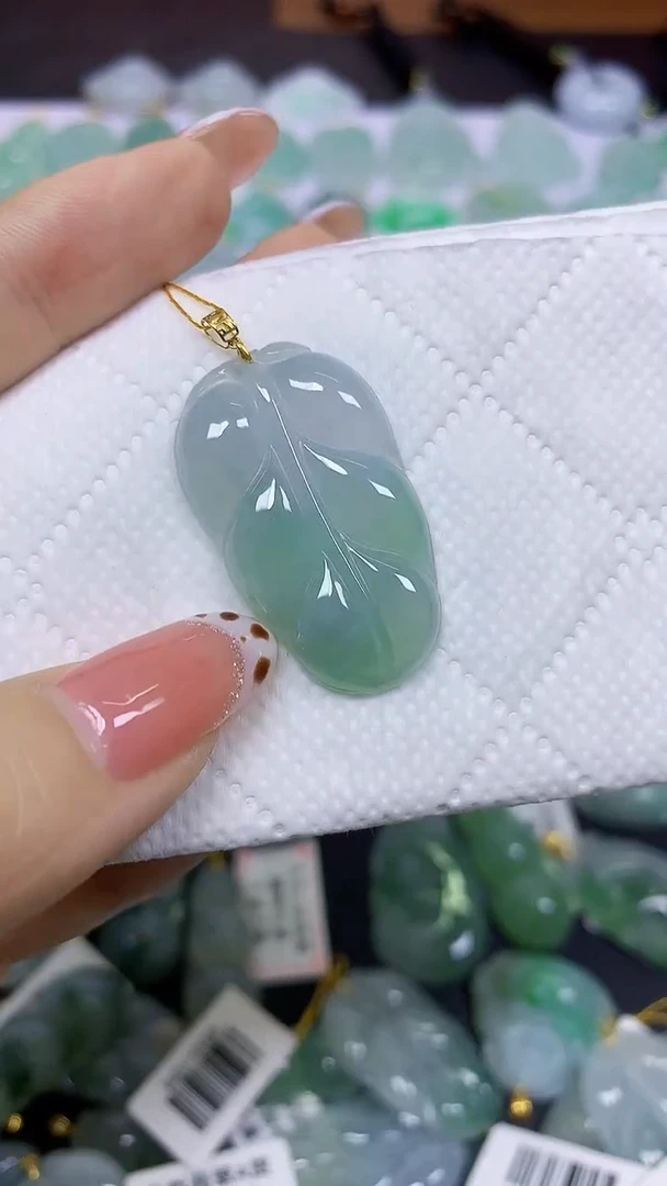 颈饰18K金镶嵌翡翠天然翡翠A货
