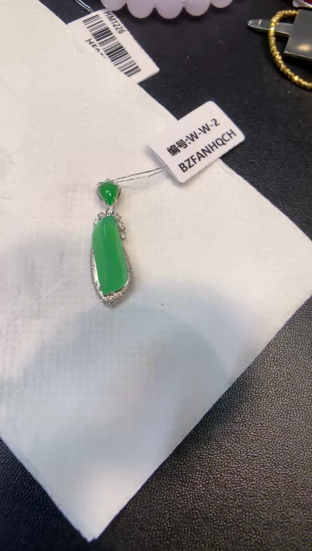 颈饰18K金镶嵌翡翠随形