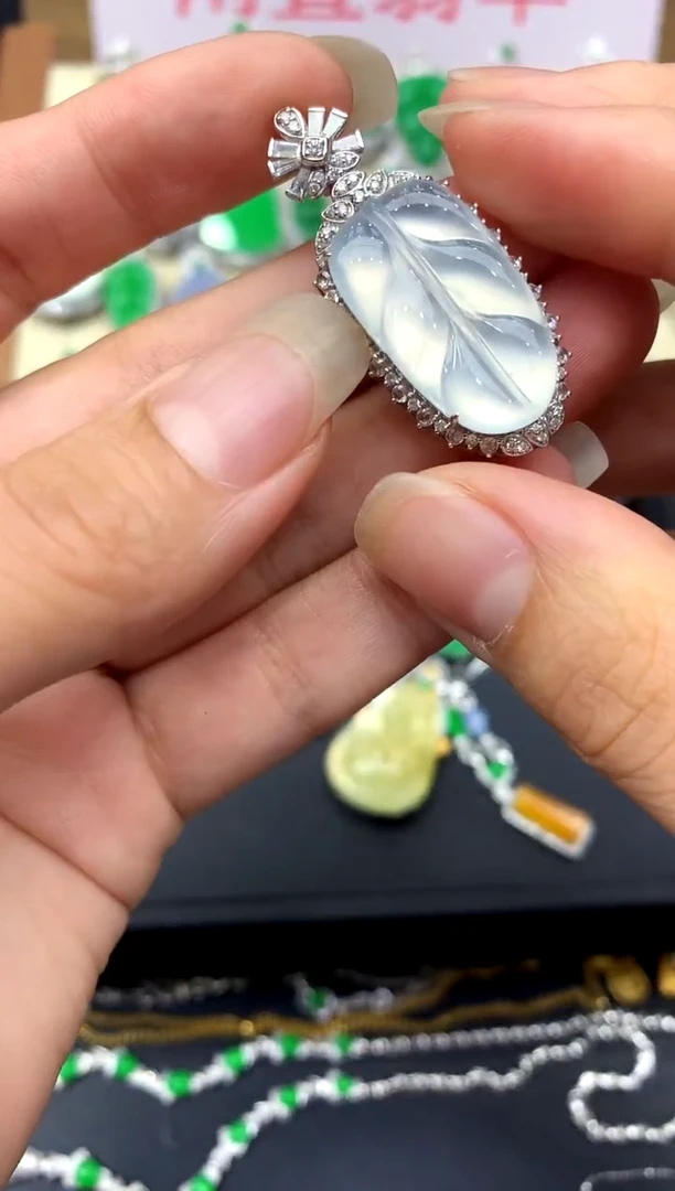 颈饰18K金镶嵌翡翠680-中国好珍宝