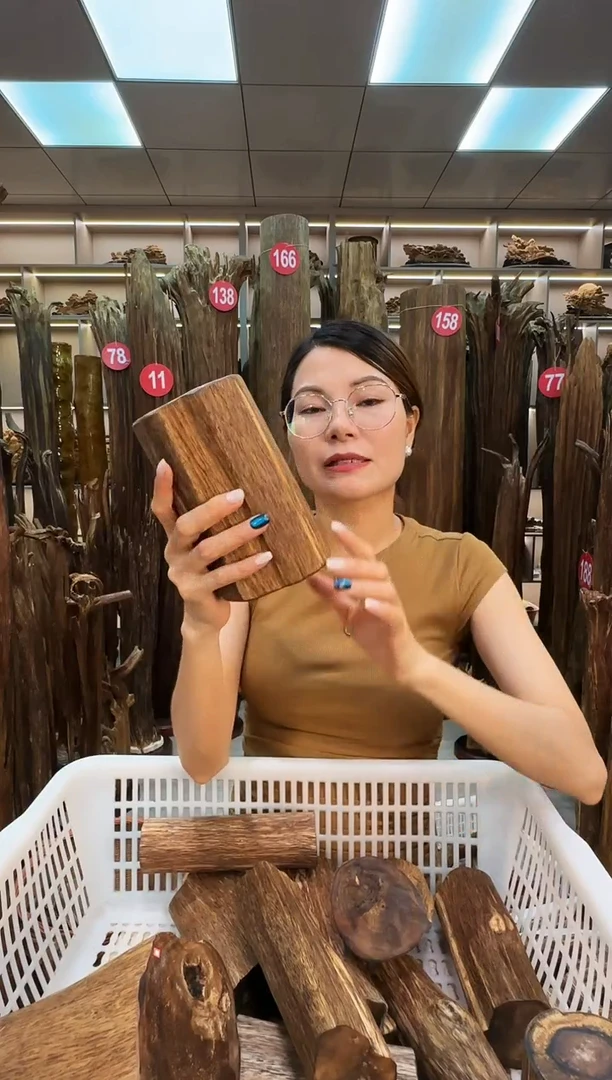 沉香碎屑沉香原料摆件工艺品一百以上带底座沉香