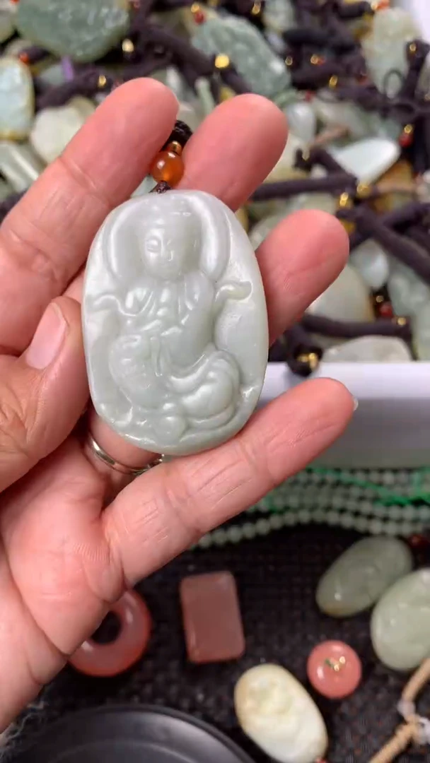 【闪购商品】和田玉颈饰未镶嵌多样性发货没有证书.拍一发一，有瑕