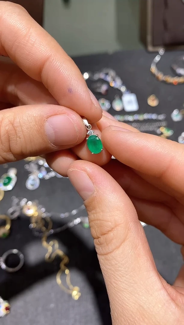 颈饰银S925镶嵌祖母绿吊坠