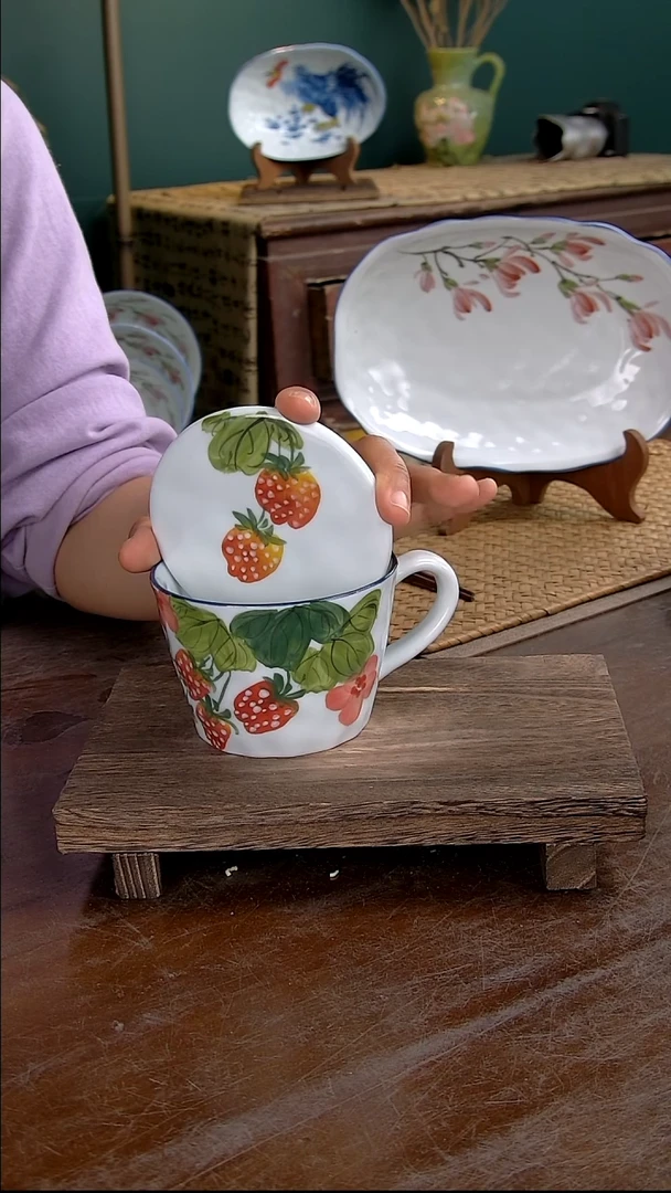 瓷片高白锤纹盖杯-草莓