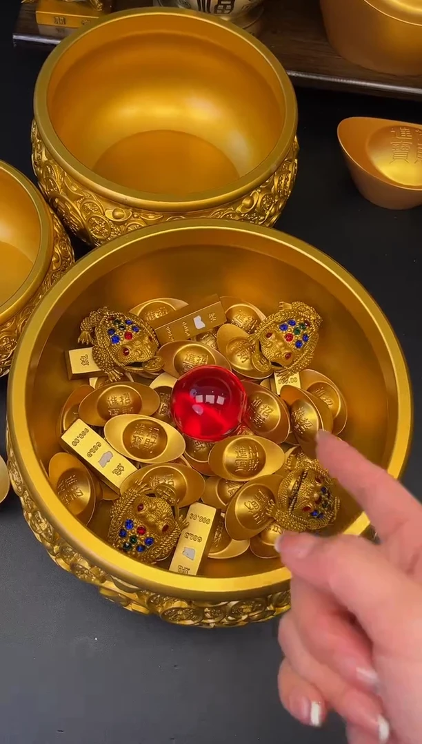 铜30个2号元宝+8个金条（5.3cm）+4个金色金蟾