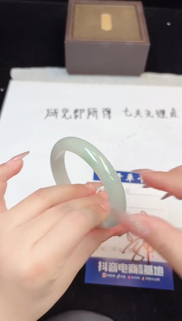 翡翠手镯未镶嵌311