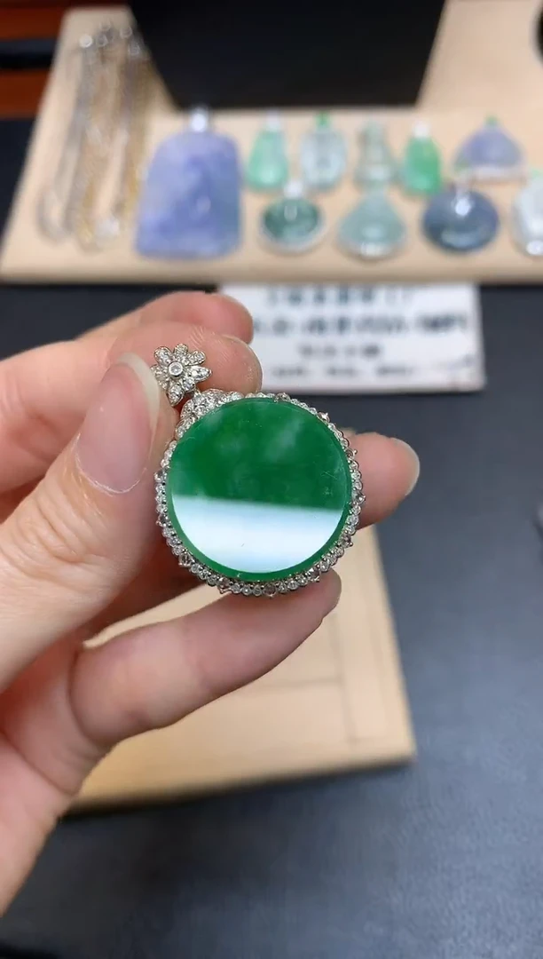 【闪购商品】翡翠颈饰18K金镶嵌圆牌【无服务费