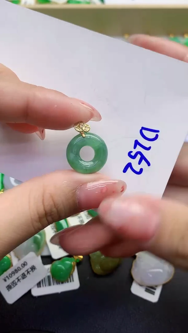 翡翠未镶嵌颈饰缅甸天然翡翠A货