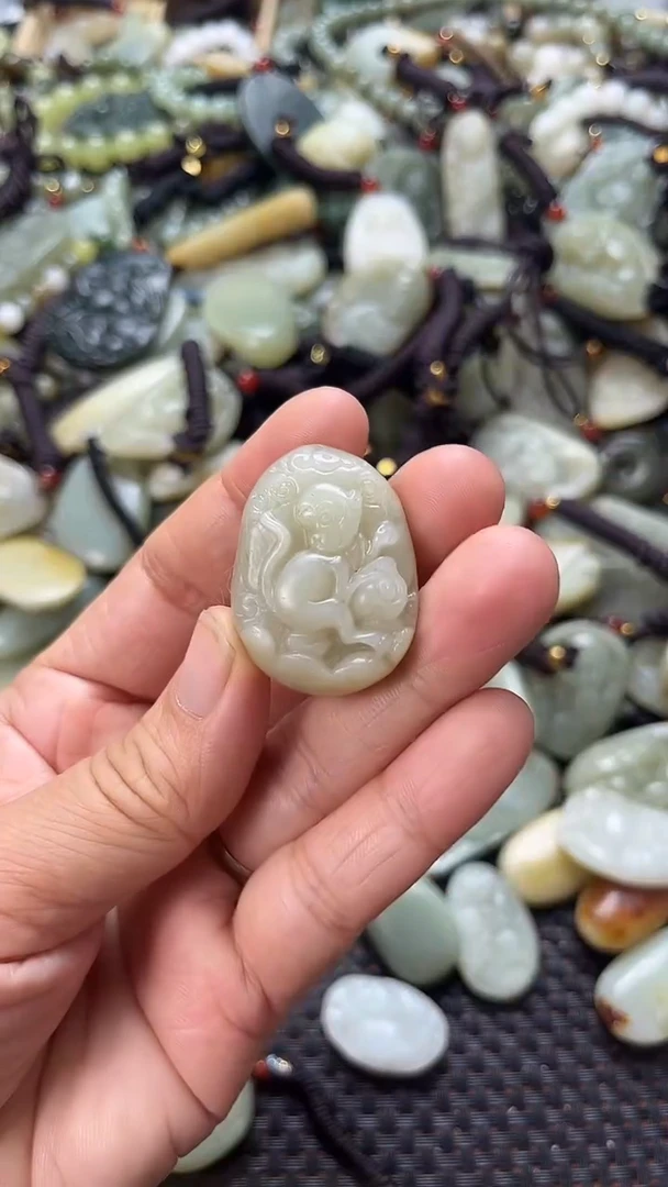 和田玉未镶嵌颈饰（多样性发一件）没有证书有瑕