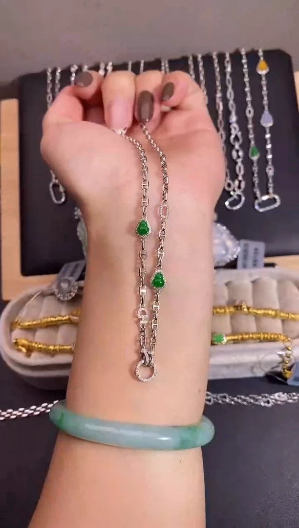 颈饰18K金镶嵌翡翠百搭链