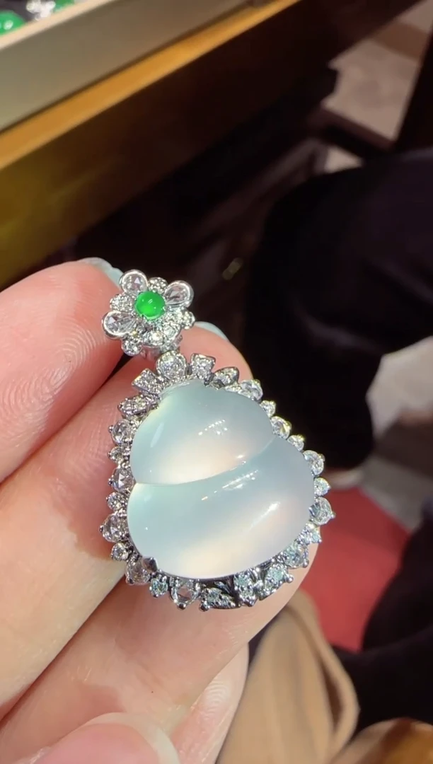 【闪购商品】翡翠吊坠(不含链)18K金镶嵌葫芦