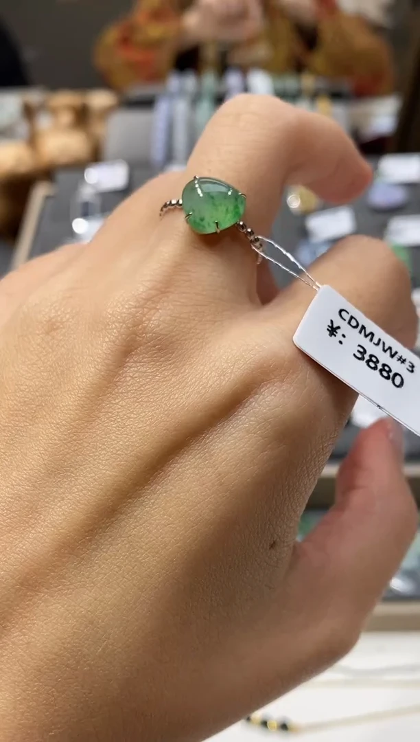 颈饰18K金镶嵌翡翠戒指