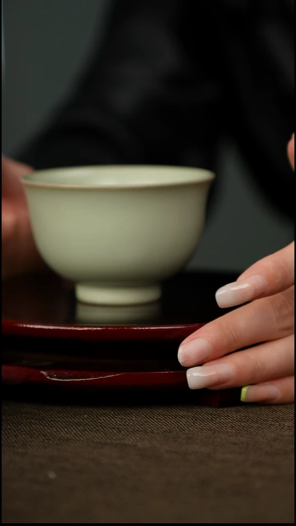 粉青 压手杯 带底款