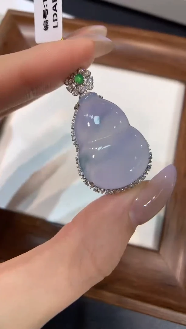 颈饰18K金镶嵌翡翠葫芦