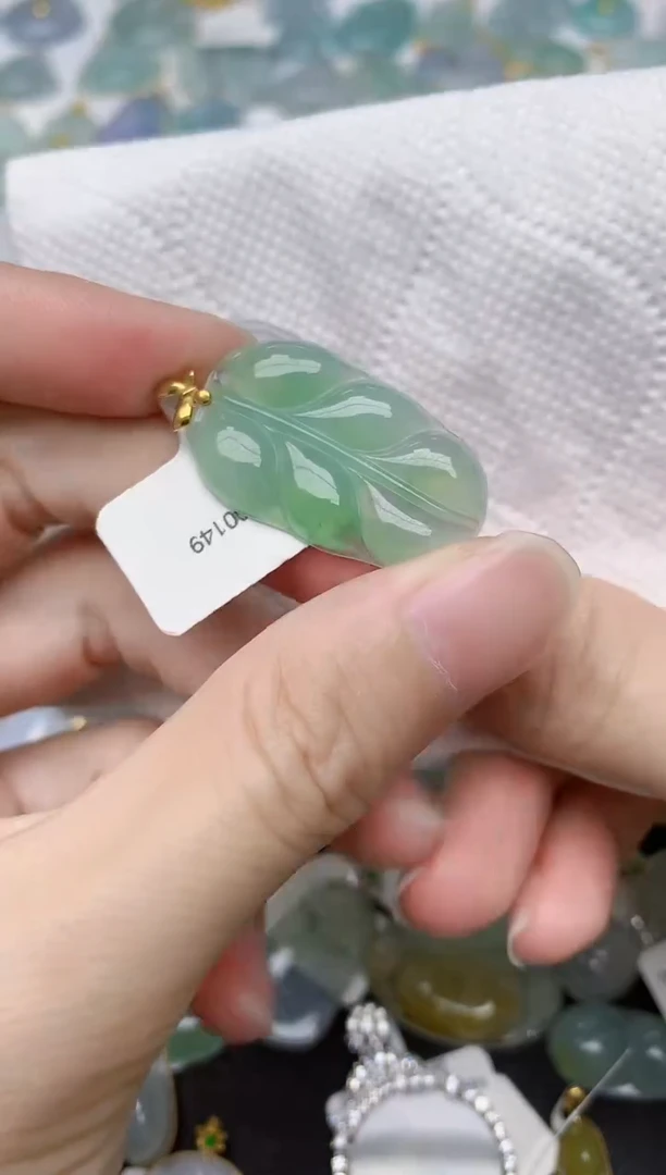翡翠18K金镶嵌颈饰天然A货翡翠
