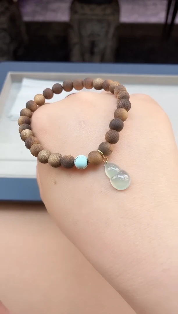 翡翠18K金镶嵌颈饰葫芦