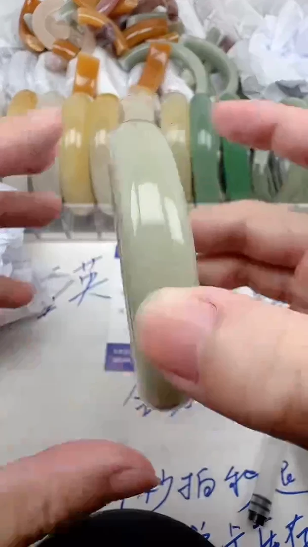 未镶嵌手镯石英质玉31/63-65