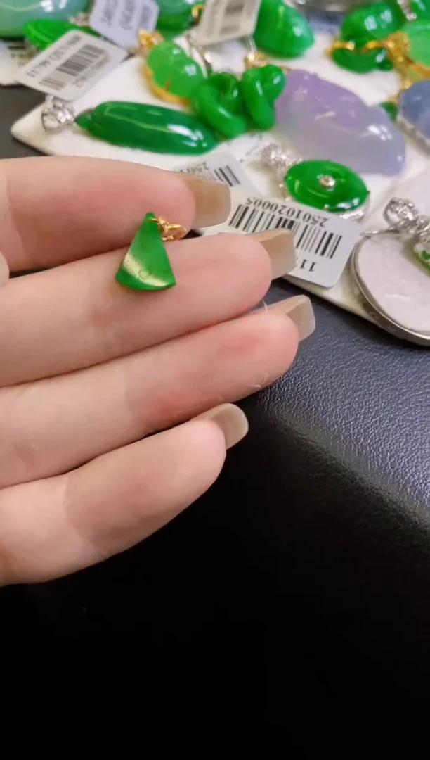 【闪购商品】定制翡翠18K金镶嵌吊坠