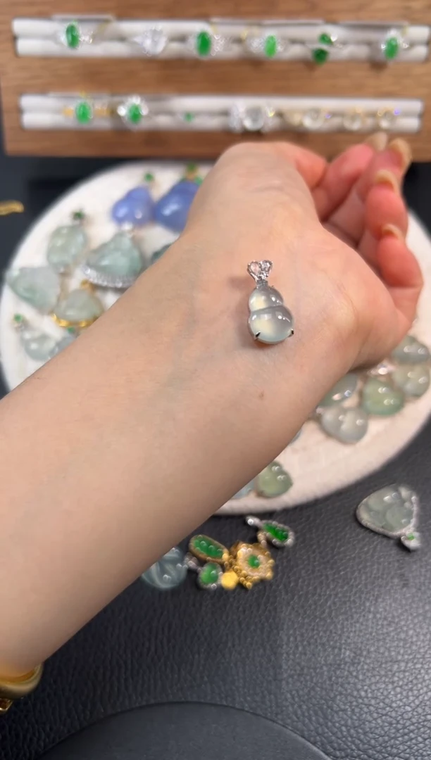 颈饰18K金镶嵌翡翠源头直播间