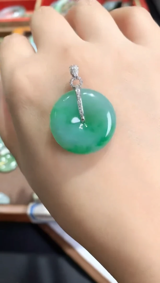 颈饰18K金镶嵌翡翠2025111701