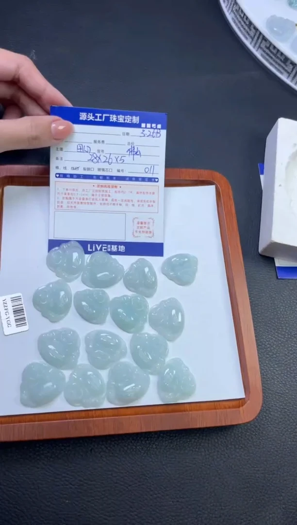 翡翠未镶嵌挂件佛公多样性发一件