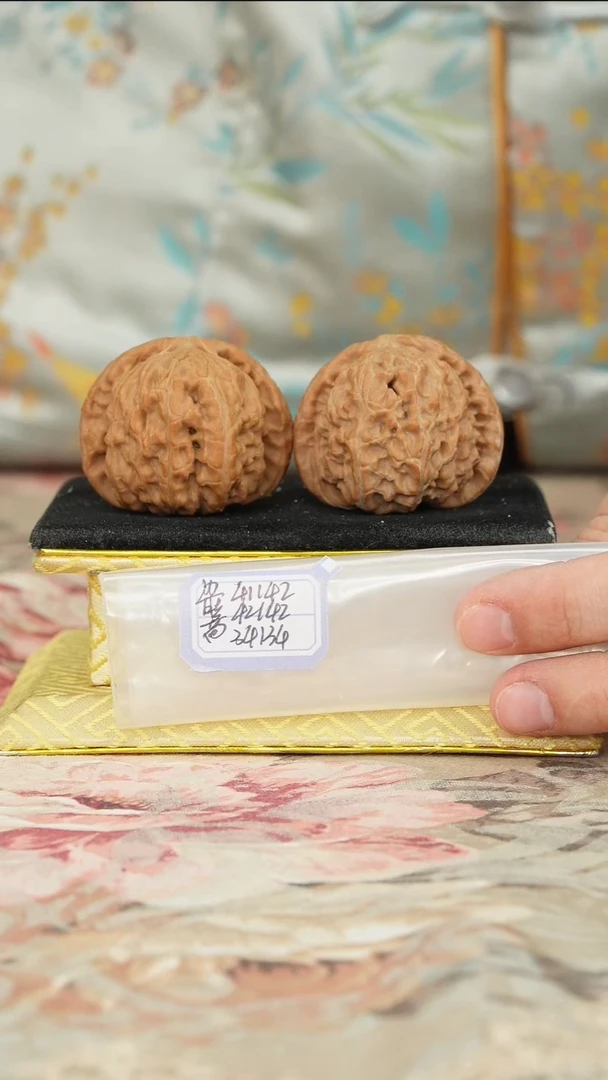 【闪购商品】文玩核桃把件白狮子
