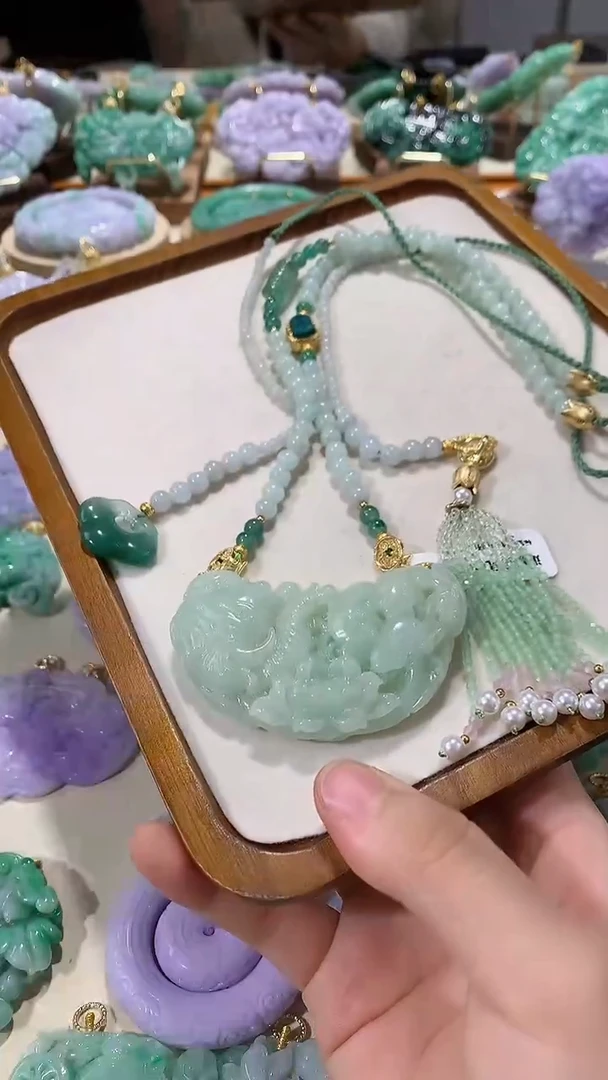 颈饰未镶嵌翡翠吊坠