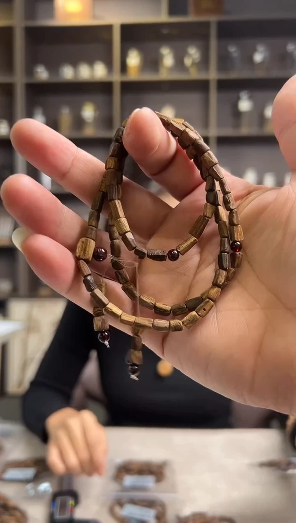 沉香手串男****买达拉干随形长串8.5g，多样性发其一