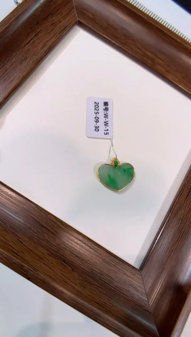颈饰18K金镶嵌翡翠爱心