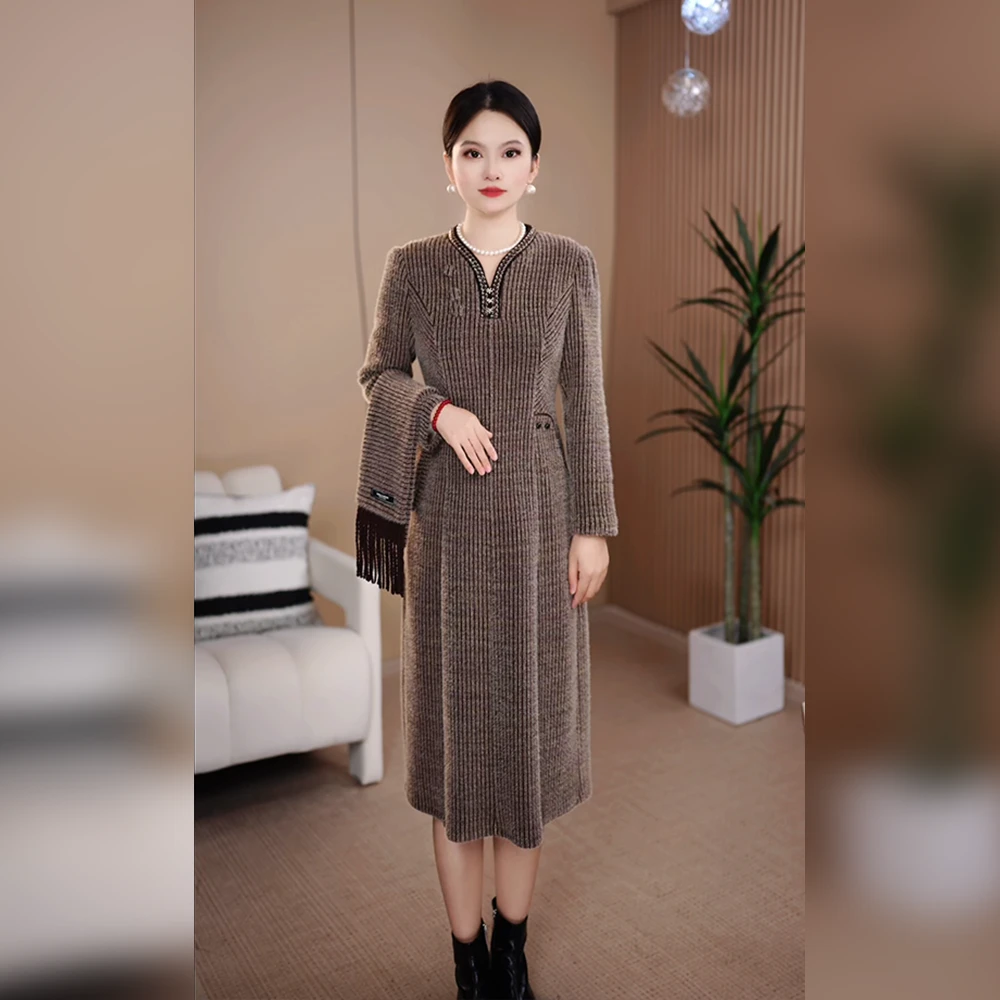 【雪尔绒】2025新款女冬季气质轻奢高级感时尚修身减龄长袖百搭裙子