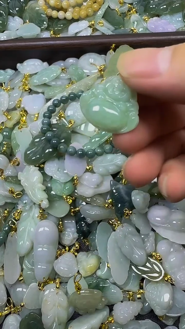 颈饰未镶嵌翡翠颈饰未嵌镶翡翠
