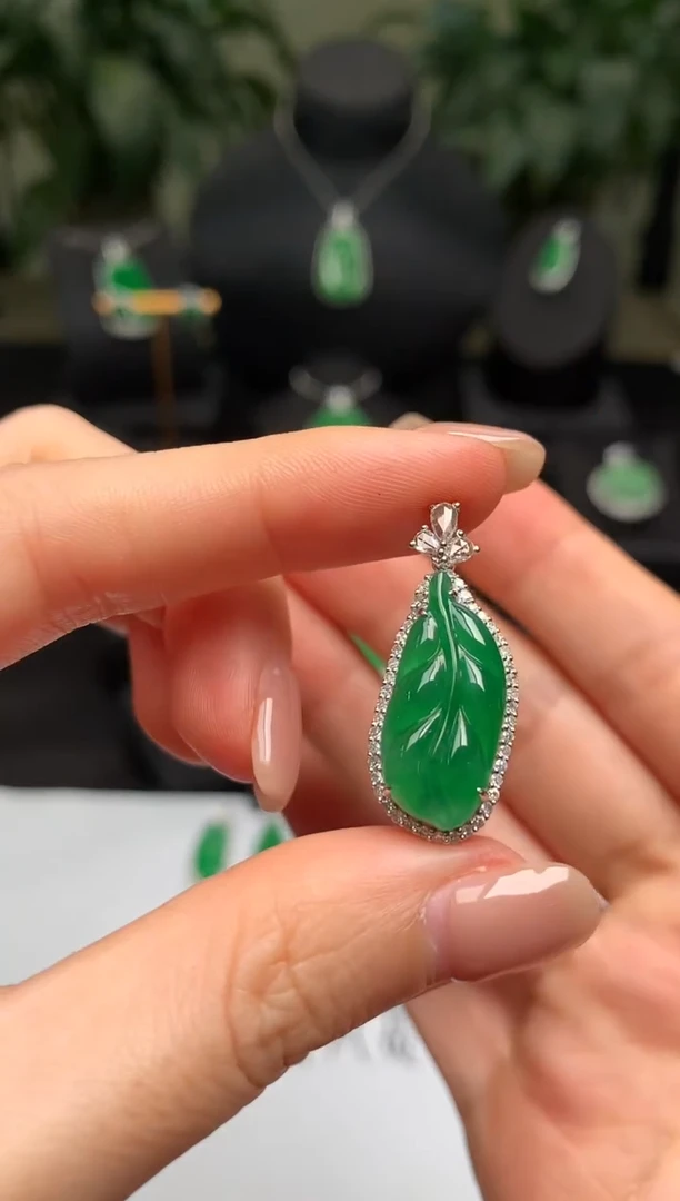颈饰18K金镶嵌翡翠叶子