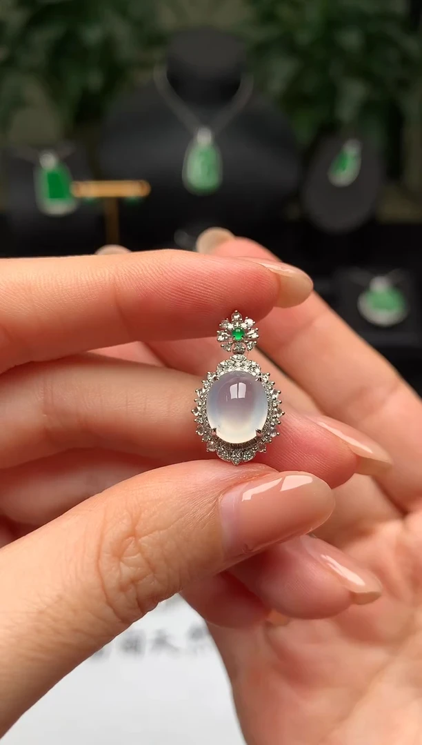 颈饰18K金镶嵌翡翠冰蛋