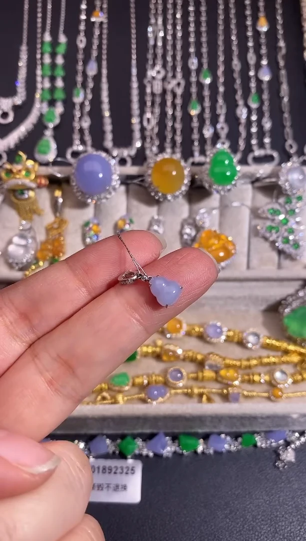 颈饰18K金镶嵌翡翠吊坠