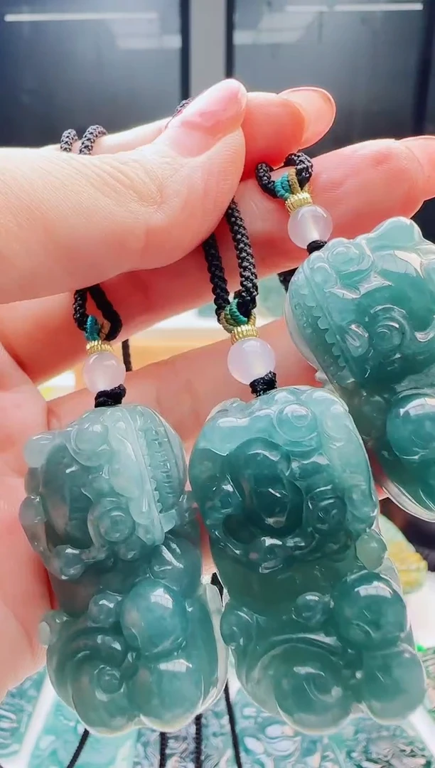 翡翠未镶嵌颈饰多样性发货其中一件