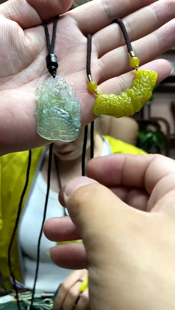 岫玉未镶嵌吊坠·