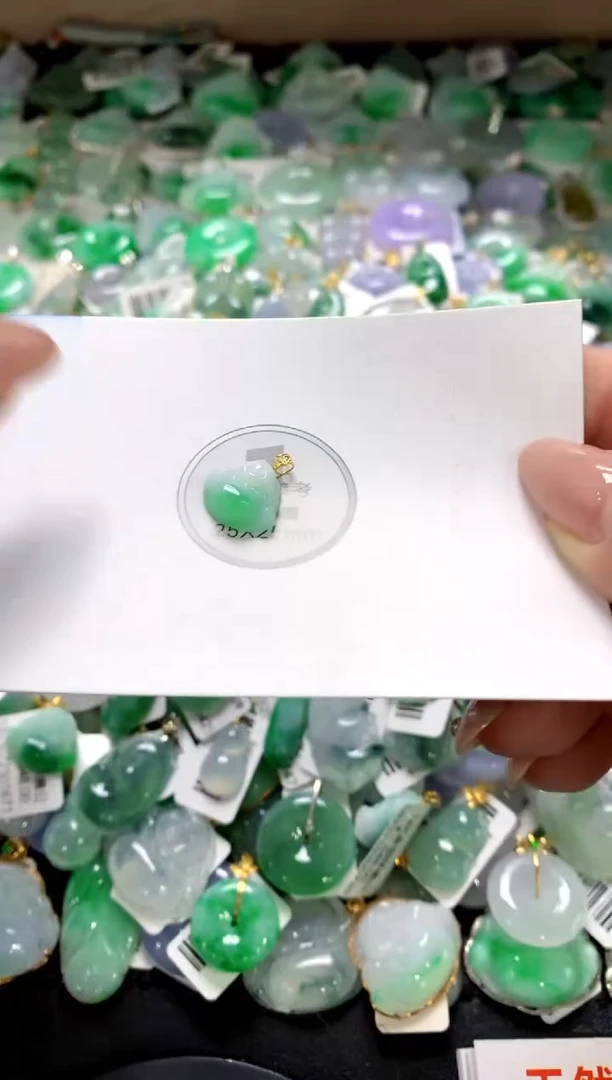 颈饰18K金镶嵌翡翠1111111111111111