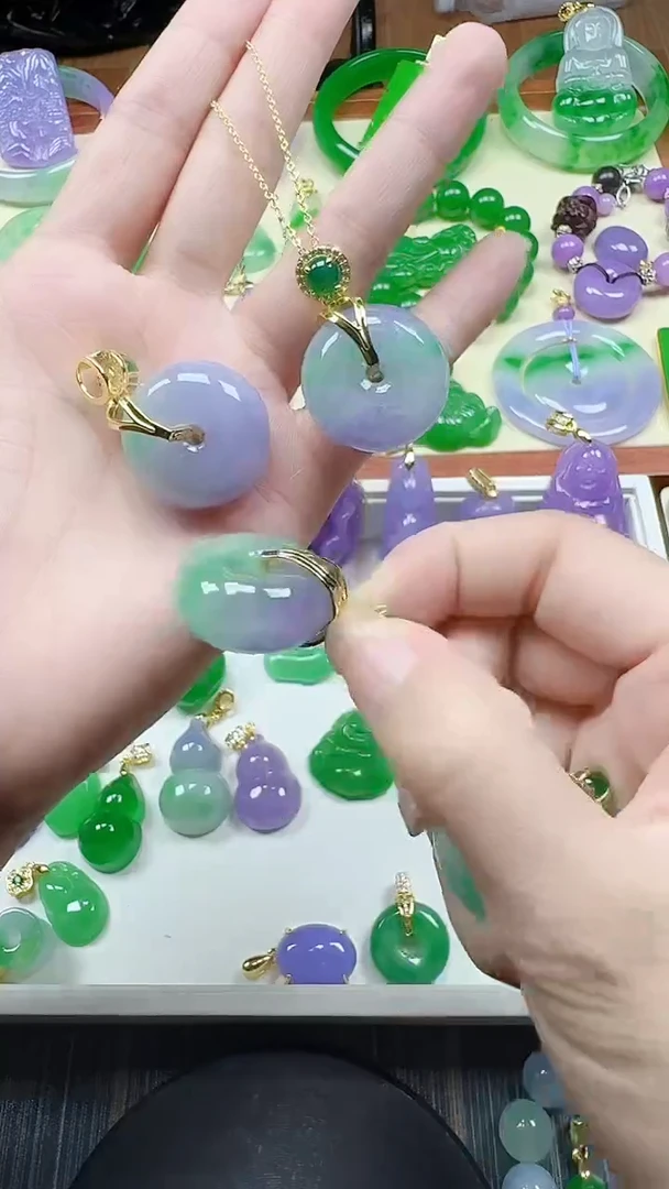 吊坠(赠链)未镶嵌翡翠春彩大面包扣