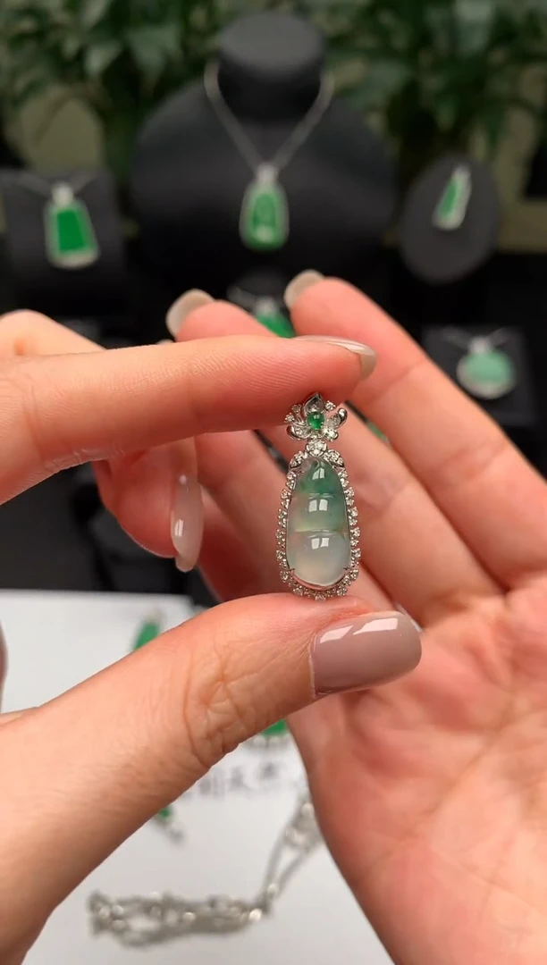 翡翠18K金镶嵌吊坠(不含链)飘花福豆