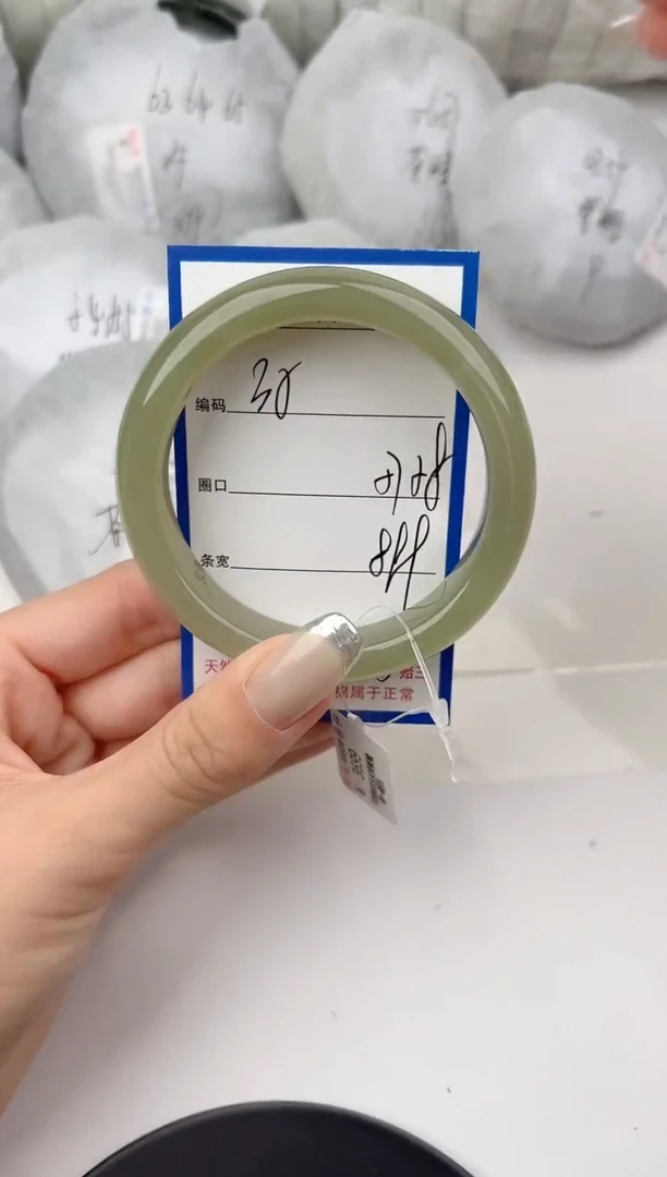 和田玉手镯未镶嵌35颜色微差无瑕疵