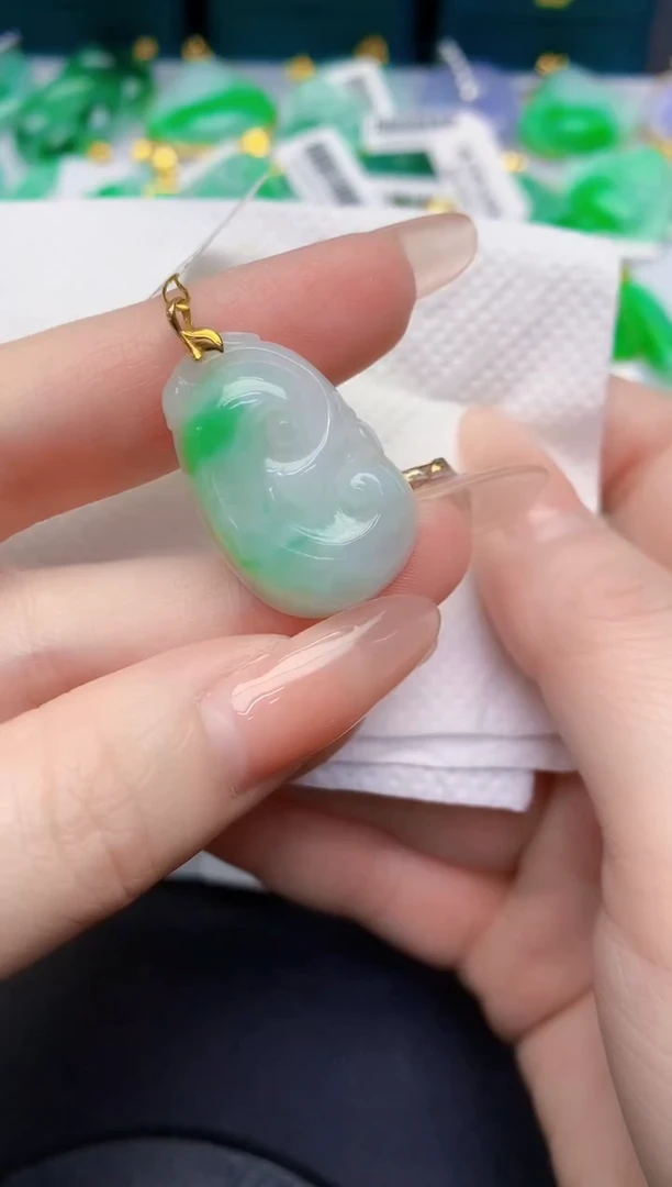 颈饰18K金镶嵌翡翠缅甸天然翡翠A货